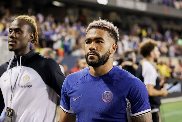 关于詹姆斯官方宣布重返赛场新规，切尔西引发争议！赛场气氛高涨的信息