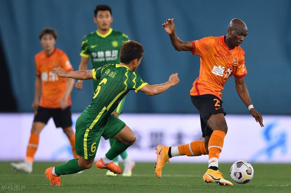 德罗巴在利物浦比赛中锐不可当，大比分获胜引发热议！引发球迷热议(利物浦40埃弗顿)