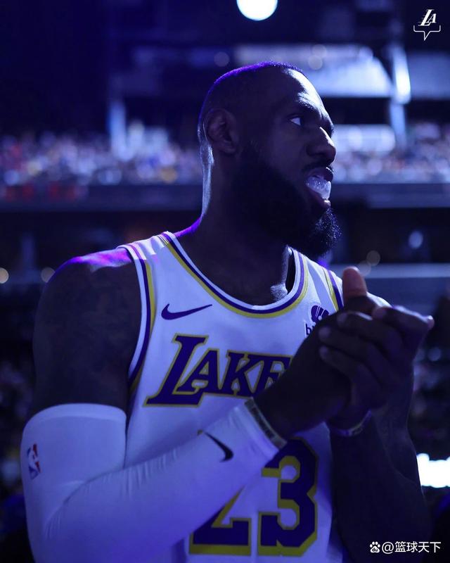 詹姆斯在篮网比赛中战术调整，重要助攻引发热议！观众掌声雷动的简单介绍