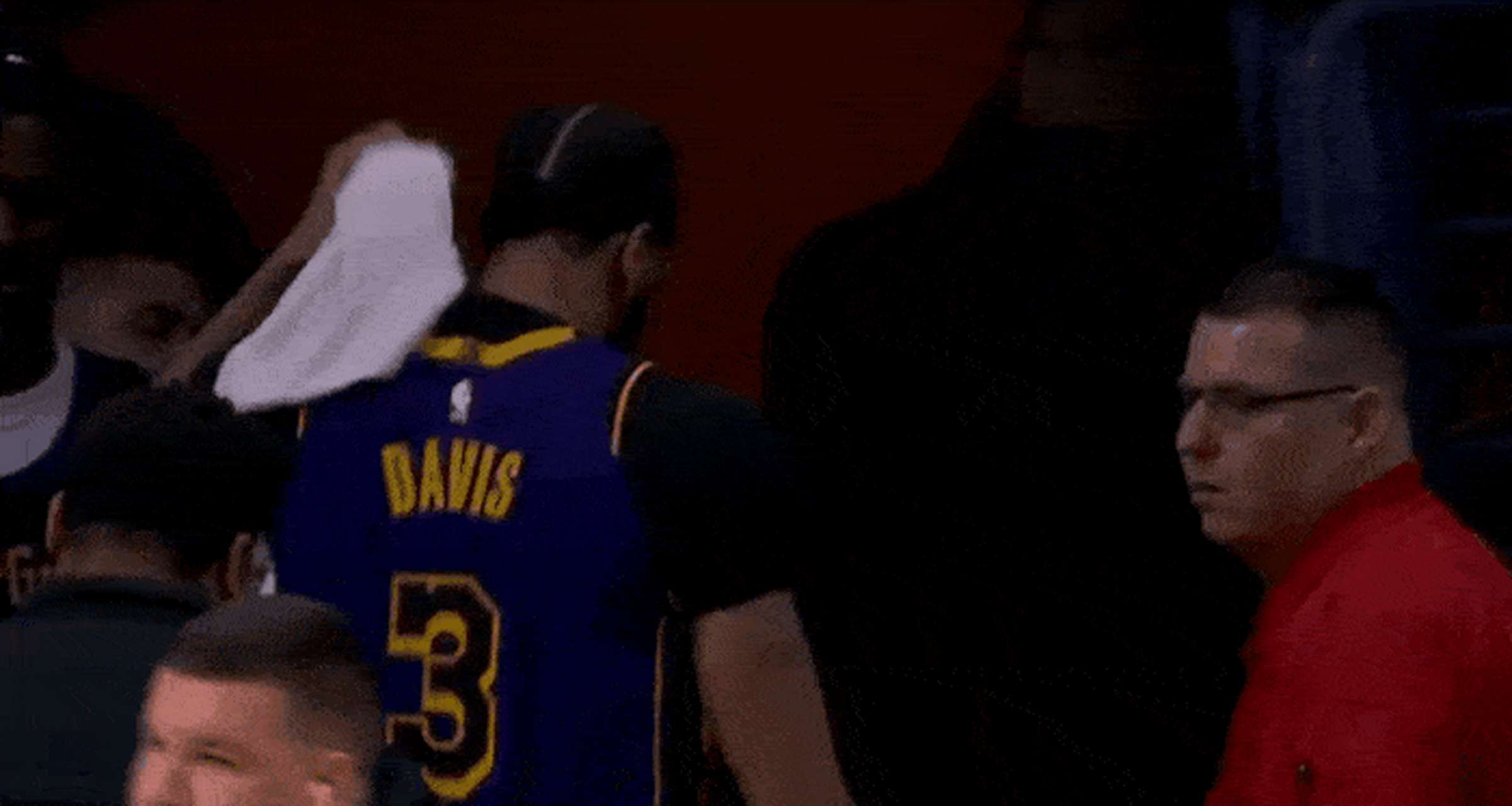 詹姆斯在篮网比赛中战术调整，重要助攻引发热议！观众掌声雷动的简单介绍