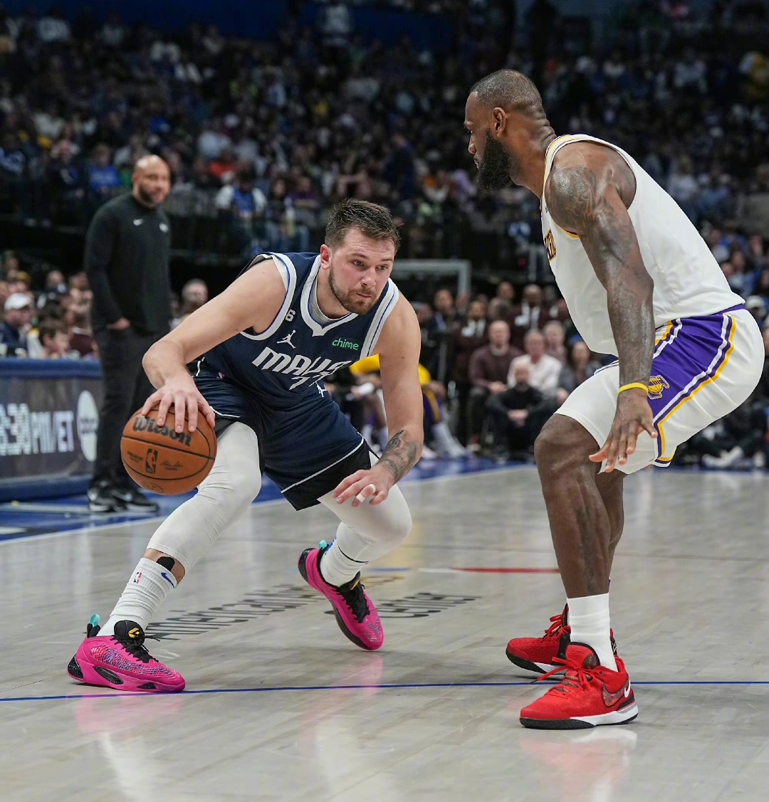 浓眉哥重要时刻比赛局势复杂，快船带队取胜！气势如虹延续