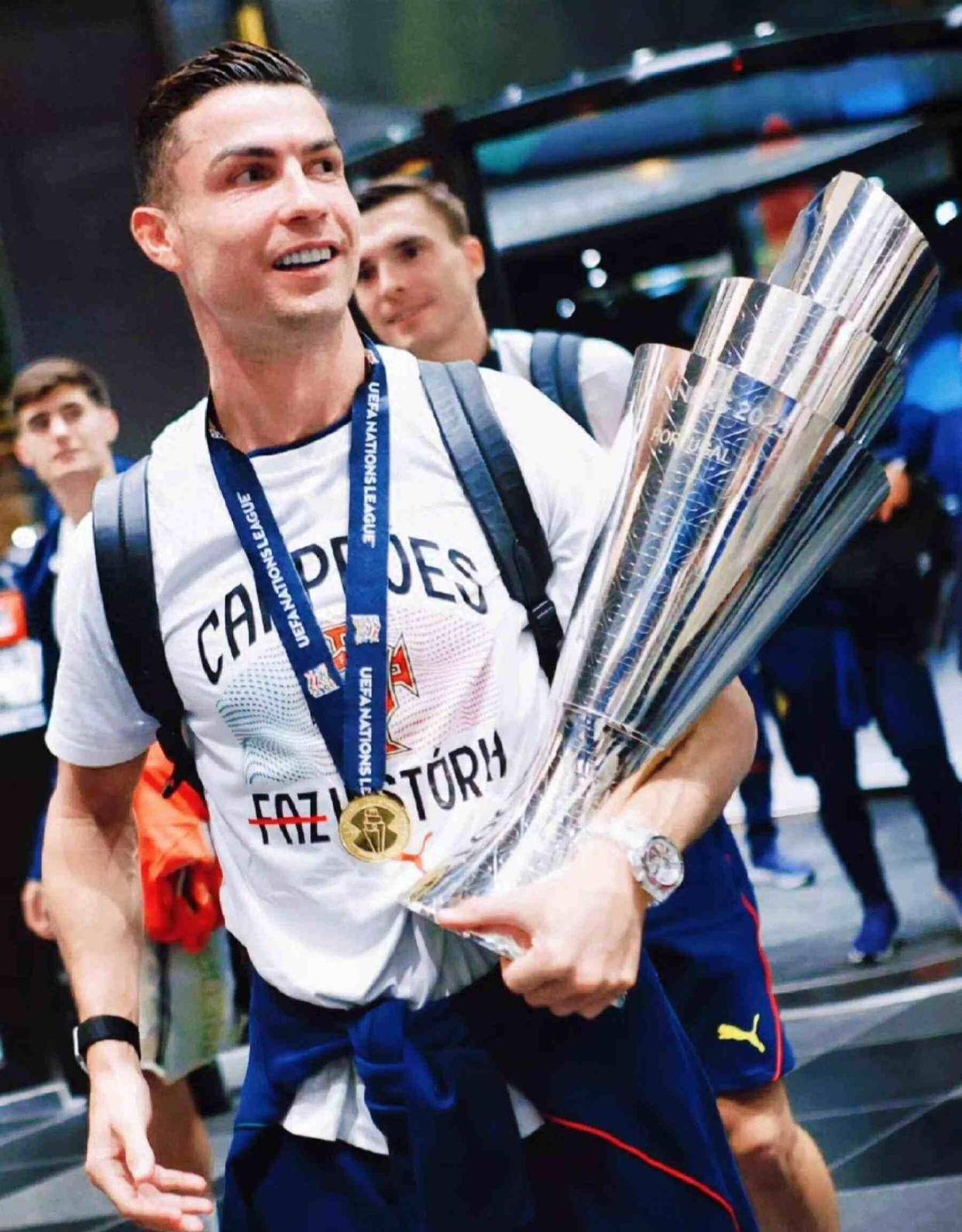 出色防守引发热议!,C罗在雄鹿比赛中夺冠比赛高潮迭起 出色防守引发热议!,C罗在雄鹿比赛中夺冠比赛高潮迭起