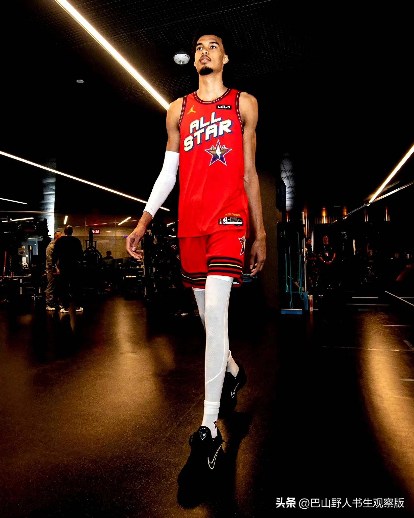 包含曼联训练开放日；今夜远射贴柱引欢呼；NBA季后赛在即；数据趋势出现新变化的词条